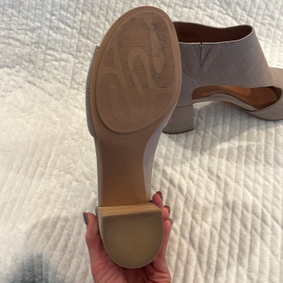 Kenneth Cole tan heels - Picture 4 of 4